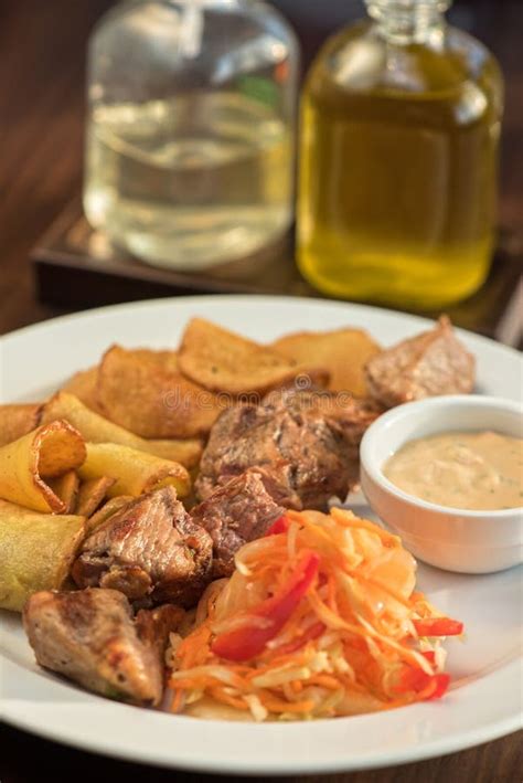 Carne Di Maiale Arrostita Patate Al Forno E Verdura Immagine Stock