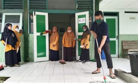 Guru Dan Pegawai MTs N 1 Yogyakarta Kerja Bakti Bersama Kantor