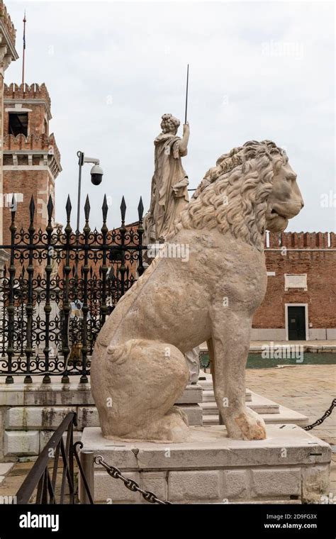 La célèbre statue en marbre du Pirée Lion est un ancien lion grec à l