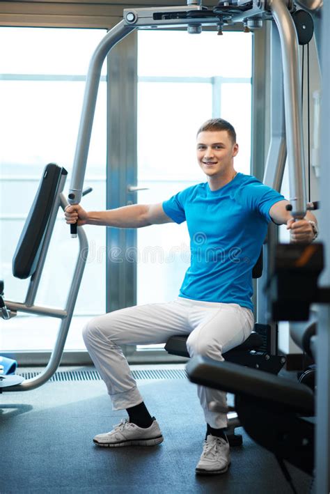 Homem Que Exercita No Instrutor Para Os M Sculos Peitorais Imagem De