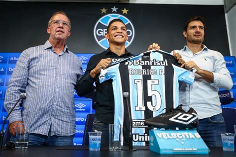 Lateral Direito Rodrigo Ferreira Apresentado Oficialmente No Tricolor