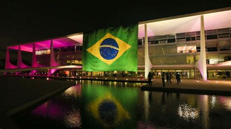 Bolsonaro Manda Estender Bandeira Do Brasil No Pal Cio Do Planalto O