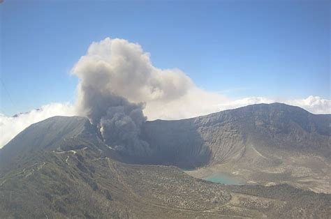 Volc N Turrialba Registra Erupci N De Metros De Altura La Naci N