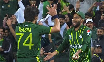 ICC T20 WC Shadab S All Round Show Helps Pakistan To Stay Afloat