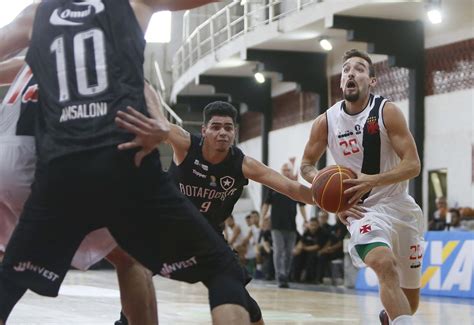 Botafogo faz grande jogo e atropela o Vasco em São Januário em duelo