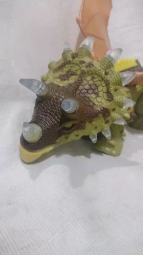 Brinquedo Dinossauro Triceratops Som Luz Anda E Mexe Calda