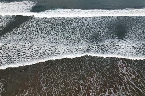 Vista A Rea Das Ondas Na Praia A Espuma Branca Das Ondas Quebra As