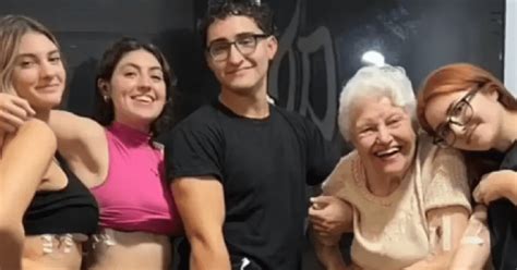 Tiene 91 Años Se Fue A Tatuar Con Sus Bisnietos Y El Increíble