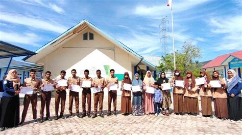 SMKN 1 Jeunieb Berikan Piala Dan Piagam Bagi Siswa Berprestasi