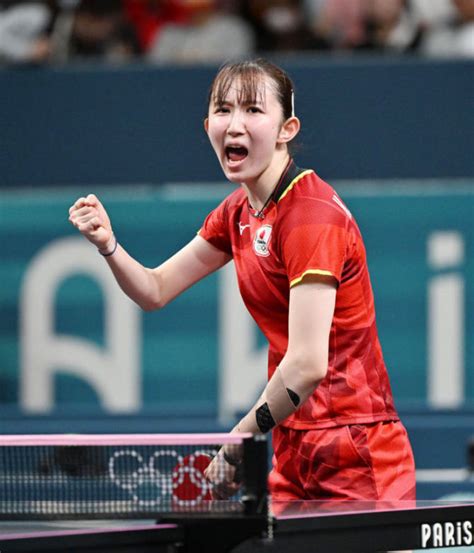 女子シングルス3位決定戦で銅メダル獲得を決め、しゃがみ込む早田ひな（撮影・中村太一） 写真｜【西日本新聞me】