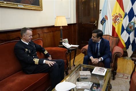 El alcalde de Ferrol José M Rey Varela recibió al nuevo Comarfer CF