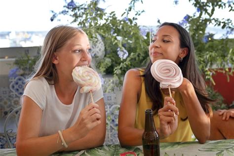 Donne Sorridenti Del Colpo Medio Con La Caramella Foto Gratis