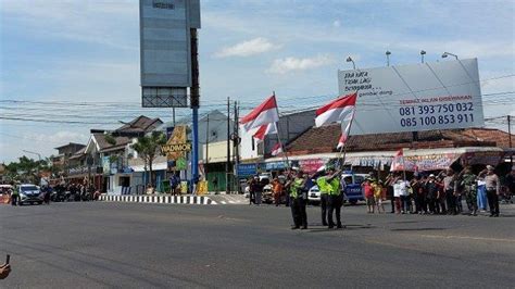 Turun Dari Motor Pengendara Hormat Bendera Merah Putih Saat Detik