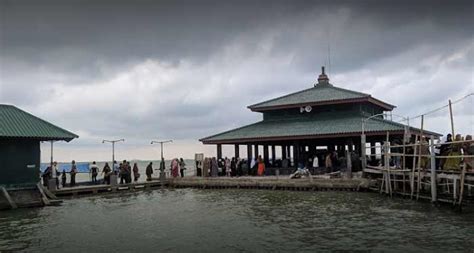 Makam Syekh Mudzakir Yang Ada Di Tengah Laut Tak Tenggelam Dan Tak