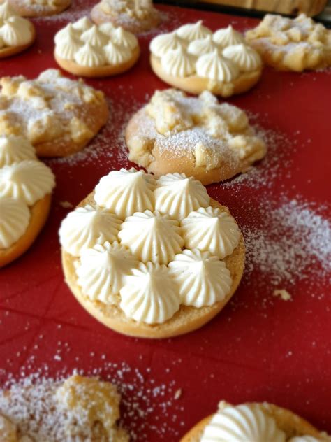 Gefüllte Streuseltaler mit Vanillecreme und Erdbeeren Julia s Sweet