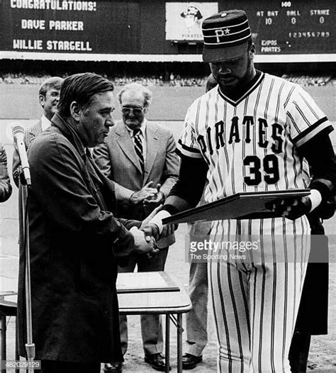 Dave Parker Of The Pittsburgh Pirates Gets An Award Circa S Dave