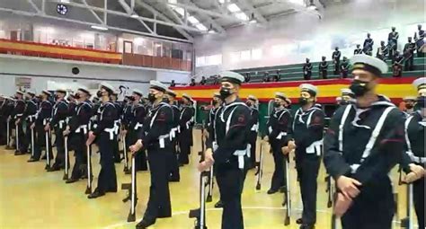 En Ferrol 54 marineros de la Escaño juraron Bandera en un acto