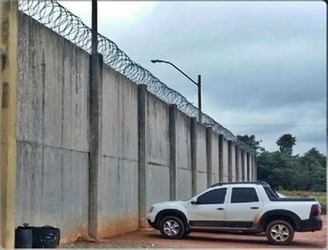 PENITENCIÁRIA FERRUGEM Revista frustra construção de túnel para fuga