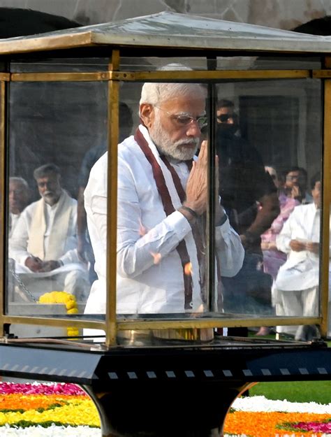 महात्मा गांधी जयंती पर श्रद्धांजलि देने राजघाट पहुंचे पीएम मोदी राष्ट्रपति द्रौपदी मुर्मू और