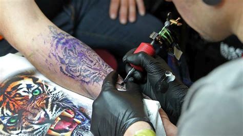 Cómo cuidar los tatuajes recién hechos en verano CuidatePlus