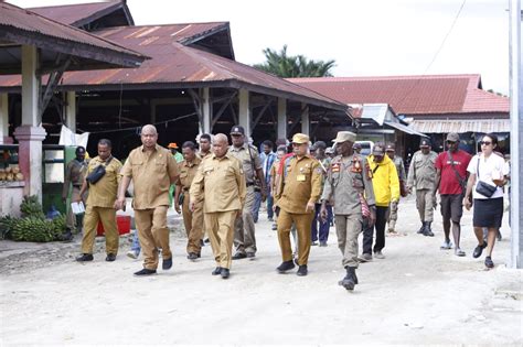 pj bupati sarmi melakukan kunjungan kerja  pasar senteral mararena