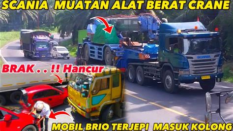 Terjadi Insiden Honda Brio Hancur Masuk Kolong Truk Hino Truck