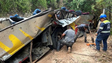 Se Vuelca Un Autobús De Pasajeros En México Y Cae Por Un Barranco