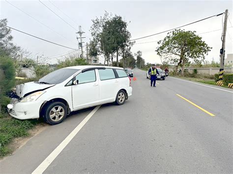 金門日報全球資訊網 疑似開車時精神不濟 車子擦撞路緣石後又撞樹