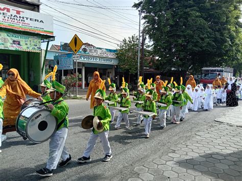 Ratusan Siswa Mi Tk Dan Kb Di Benjeng Gelar Pawai Hsn Nugres