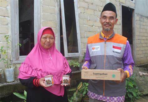 Relawan Rumah Zakat Salurkan Superqurban Di Desa Muara Gadingmas