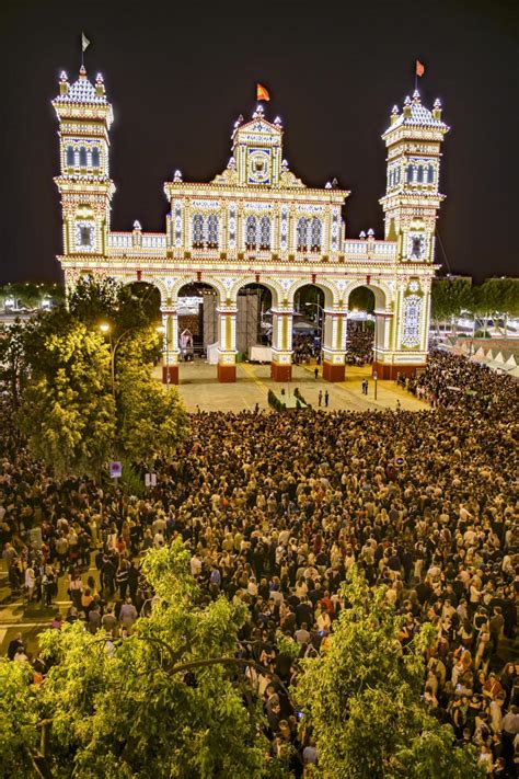 Así ha sido el alumbrao el pistoletazo de salida de la Feria de Sevilla