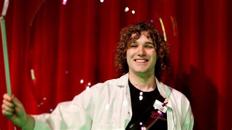 Bubbliga experiment på Tom Tits i Södertälje SVT Nyheter