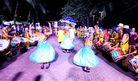 Maracatu Nação Noronha abre carnaval de Fernando de Noronha desfile