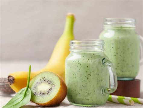 Delicioso licuado de plátano con kiwi y chía que debes probar