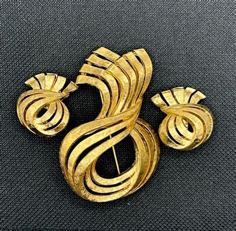 1960s Monet Vintage Gold Swirl Brooch And Earring Set V… Gem