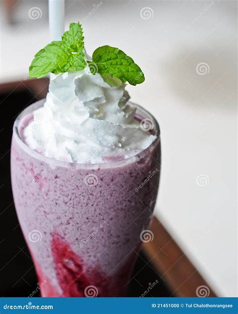 Smoothies Azules De La Baya En El Vector Foto De Archivo Imagen De