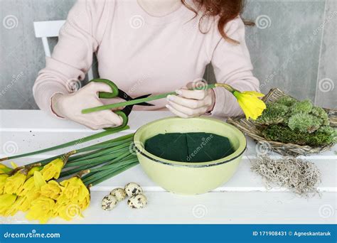 How To Make Easter Table Decoration With Daffodils And Moss In Ceramic