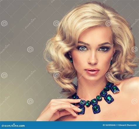Mooi Leuk Meisje Met Blonde Krullend Haar Stock Foto Image Of Kapper Gezicht
