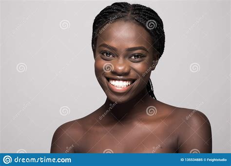 Portrait De La Jeune Belle Femme Africaine Touchant Son Visage D