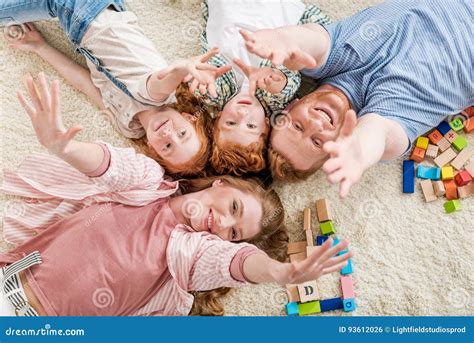 Familia Feliz Que Miente En El Piso Concepto Grande Del Retrato De La