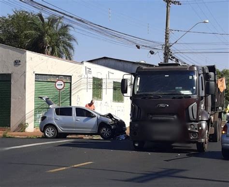 Carro e caminhão se envolvem em acidente na zona Norte de Ribeirão