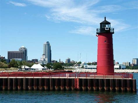 Milwaukee Pierhead Lighthouse | Lighthouse, Beautiful lighthouse, Milwaukee