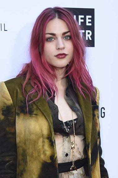 ꧁𝓕𝓻𝓪𝓷𝓬𝓮𝓼 𝓑𝓮𝓪𝓷 𝓒𝓸𝓫𝓪𝓲𝓷꧂ Frances Bean Cobain Fashion Pink Hair