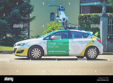 Google maps car hi-res stock photography and images - Alamy