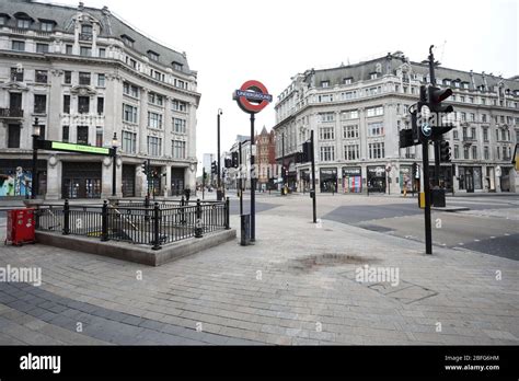 London Uk 18th Apr 2020 Day Twenty Six Of Lockdown In London Oxford Circus At The Crossing