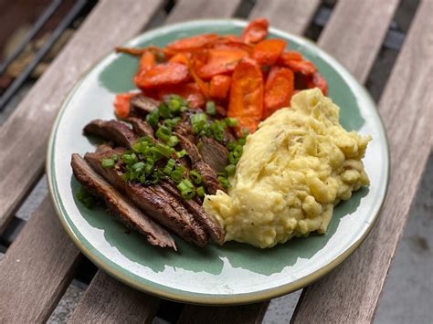 Bistec a la plancha con puré de papas Comiendo en la Ciudad