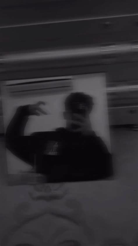 Pin On الــرقاوي Mirror Selfie Boy No Face Aesthetic Boys Covering Face Face Aesthetic