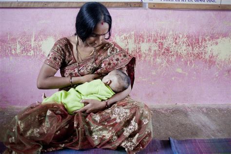 Breastfeeding In A Sari Seems So Puzzling To Me Breastfeeding Sari India Couple Photos