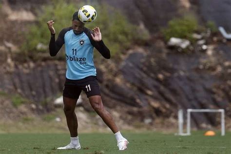 Atacante volta a treinar e Botafogo ganha reforço para sequência do