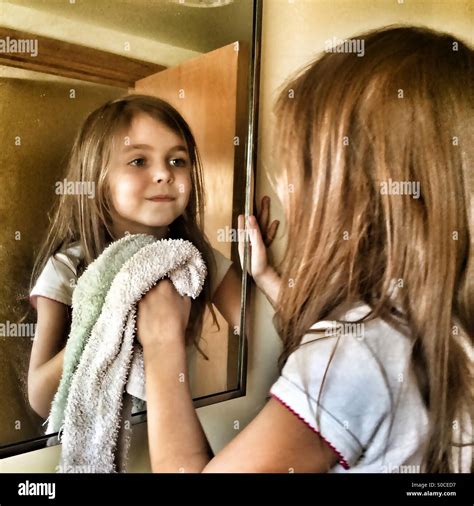 Seine Eigenen Haare Waschen Fotos Und Bildmaterial In Hoher Auflösung Alamy